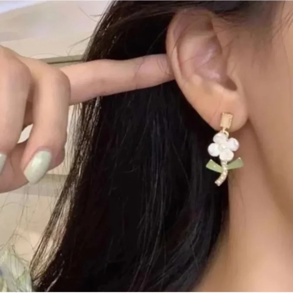 ❤️ FREE Flower Floral Pearl Faux Chic Glam Hipster Hippie Art Artsy Hip Earrings